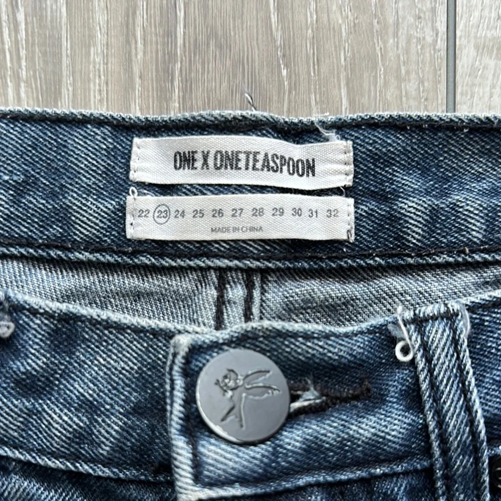 One Teaspoon Bandits Jean Shorts - Picture 2 of 3